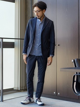 Как носить темно-синий костюм с белыми низкими кедами