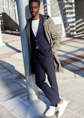 Как носить темно-синий костюм с белыми низкими кедами