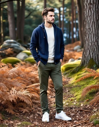 С чем носить темно-синий свитер мужчине