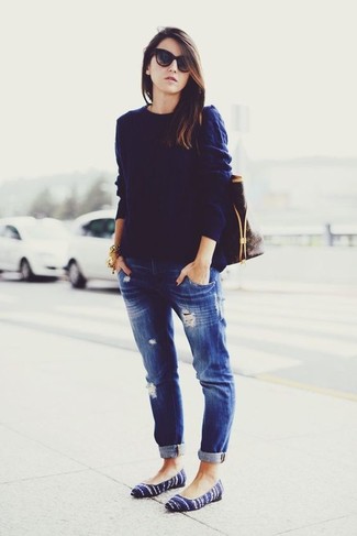 С чем носить темно-синий свитер женщине