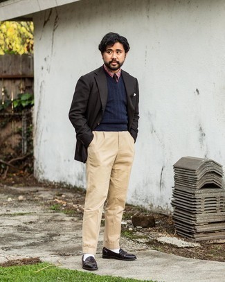 Как носить темно-синий трикотажный жилет с коричневым пиджаком мужчине