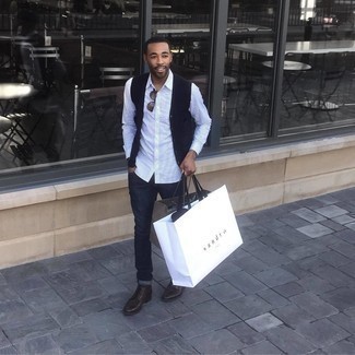 Какие повседневные ботинки носить с темно-синим трикотажным жилетом мужчине