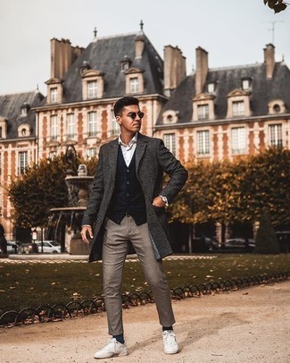 Как носить темно-синий трикотажный жилет с темно-серым длинным пальто