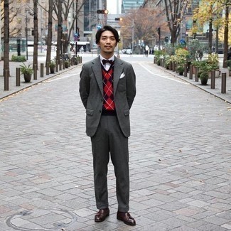 Как носить темно-синий трикотажный жилет с серым костюмом