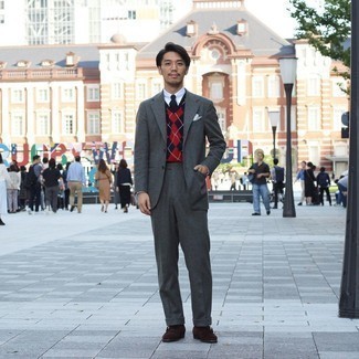 Как носить темно-синий трикотажный жилет с серым костюмом