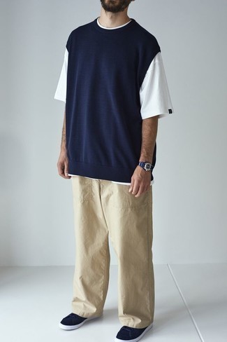 С чем носить темно-синий трикотажный жилет мужчине