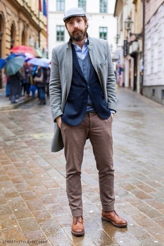 С чем носить темно-синий трикотажный жилет мужчине