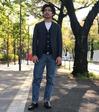 С чем носить темно-синий трикотажный жилет мужчине