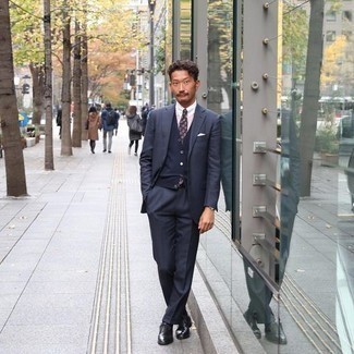 С чем носить темно-синий трикотажный жилет мужчине