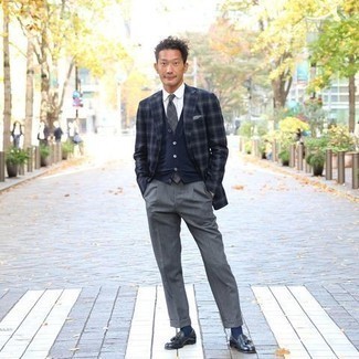 С чем носить темно-синий трикотажный жилет мужчине