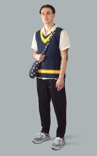 С чем носить темно-синий трикотажный жилет мужчине