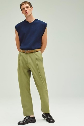 С чем носить темно-синий трикотажный жилет мужчине