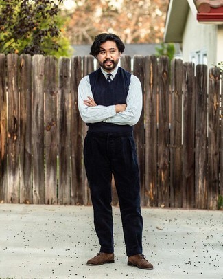 С чем носить темно-синий трикотажный жилет мужчине