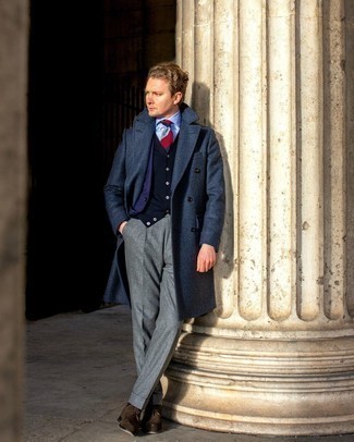 Как носить темно-синий трикотажный жилет с темно-синим длинным пальто