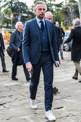 Как носить темно-синий трикотажный жилет с темно-синим костюмом