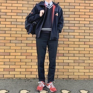 Как носить темно-синий трикотажный жилет с темно-синей ветровкой мужчине