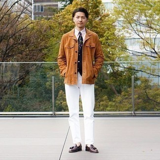 Какие куртки-рубашки носить с темно-синим трикотажным жилетом мужчине