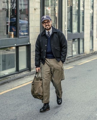 Какие куртки-рубашки носить с темно-синим трикотажным жилетом мужчине