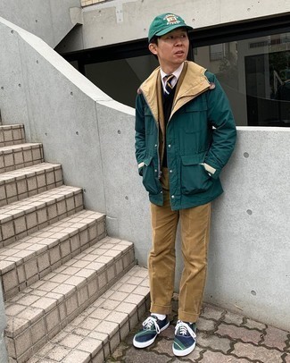 Какие костюмы носить с темно-синим трикотажным жилетом