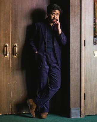 Какие костюмы носить с темно-синим трикотажным жилетом