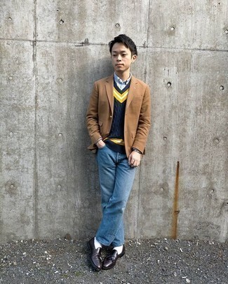 Как носить темно-синий трикотажный жилет с светло-коричневым пиджаком мужчине