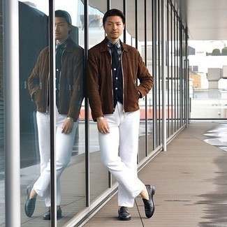 Как носить темно-синий трикотажный жилет с белыми брюками чинос