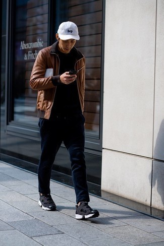 Какие бомберы носить с темно-синими спортивными штанами мужчине