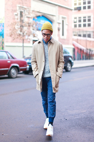 Какие джинсовые рубашки носить с темно-синими спортивными штанами мужчине