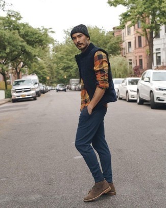 Какие ботинки дезерты носить с темно-синими спортивными штанами