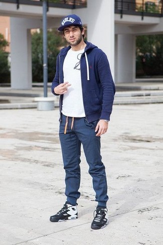 Какой худи носить с темно-синими спортивными штанами мужчине