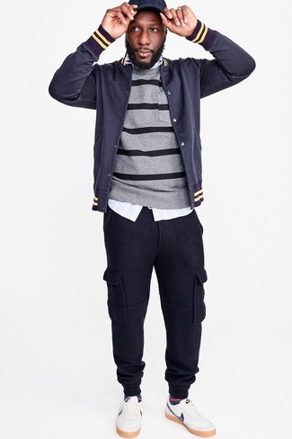 Какие низкие кеды носить с темно-синими спортивными штанами мужчине