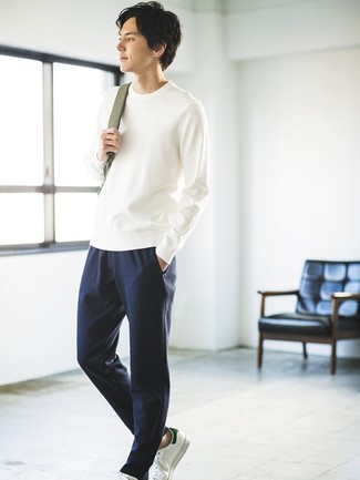 Какие низкие кеды носить с темно-синими спортивными штанами мужчине