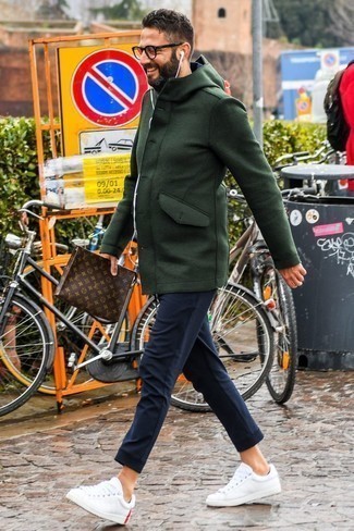 Какие низкие кеды носить с темно-синими спортивными штанами мужчине