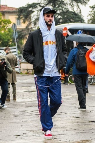 Какие низкие кеды носить с темно-синими спортивными штанами мужчине