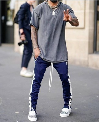 Какие низкие кеды носить с темно-синими спортивными штанами мужчине