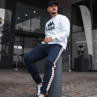 Какие низкие кеды носить с темно-синими спортивными штанами мужчине