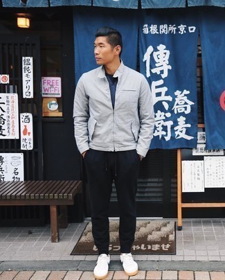 Какие низкие кеды носить с темно-синими спортивными штанами мужчине