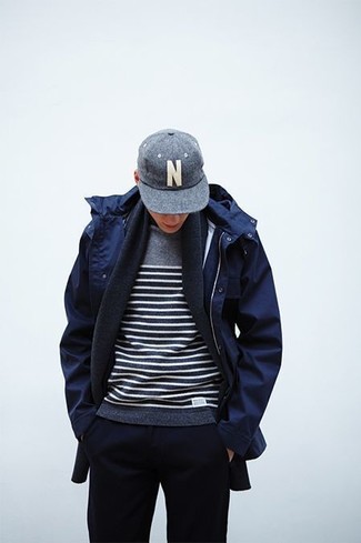 Как носить темно-синие спортивные штаны с темно-синей паркой мужчине