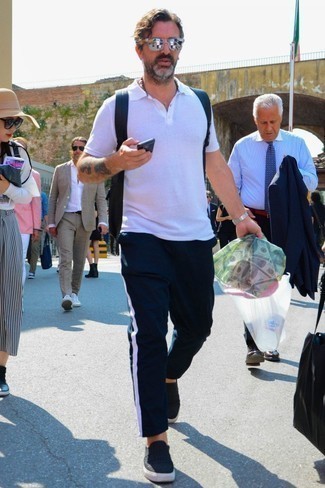 Какие футболки-поло носить с темно-синими спортивными штанами мужчине