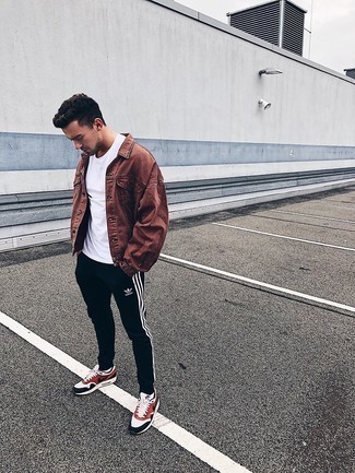 Как носить темно-синие спортивные штаны с белыми кроссовками мужчине