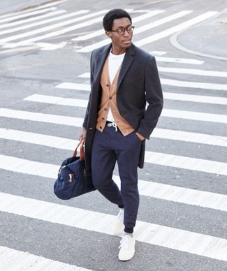 Как носить темно-синие спортивные штаны с белыми низкими кедами мужчине