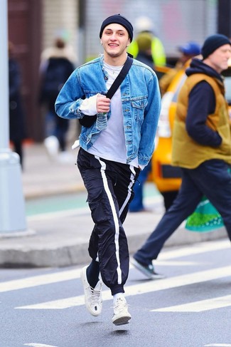 Как носить темно-синие спортивные штаны с белыми низкими кедами мужчине