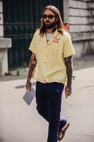 Как носить темно-синие спортивные штаны с белыми низкими кедами мужчине