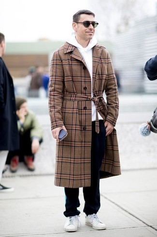 Как носить темно-синие спортивные штаны с белыми низкими кедами мужчине