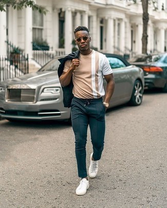 Как носить темно-синие спортивные штаны с белыми низкими кедами мужчине