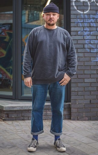 Как носить темно-синий свитшот с синими джинсами мужчине