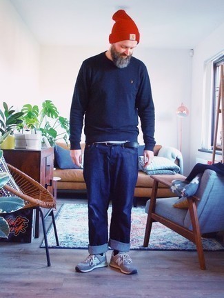 Как носить темно-синий свитшот с синими джинсами мужчине