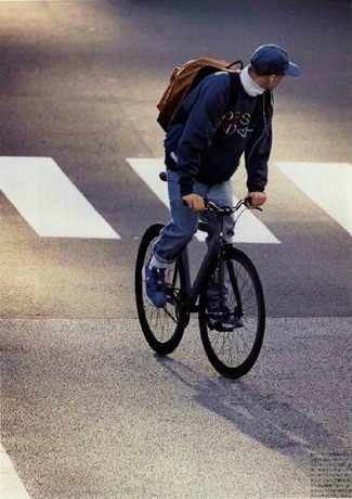 Как носить темно-синий свитшот с синими джинсами мужчине