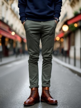 Какие повседневные ботинки носить с темно-синим свитшотем мужчине