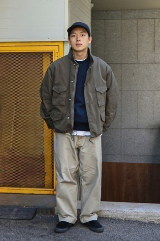 Какие брюки чинос носить с темно-синим свитшотем